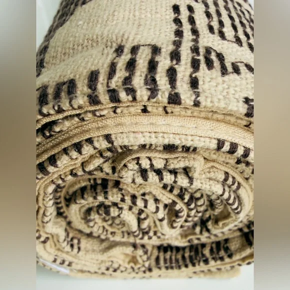 West Elm Dotted Mina 100% Cotton 14” w x 90” l Table Runner, NWT, Retail $60 - Picture 5 of 5